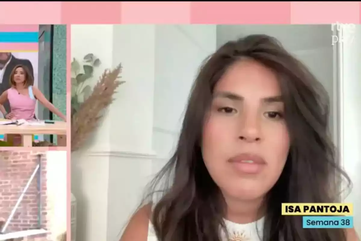 Isa Pantoja de cabello largo y oscuro aparece en primer plano durante una videollamada en un programa de televisión, en la esquina inferior derecha se muestra un recuadro con el nombre Isa Pantoja y la frase Semana 38 Isa Pantoja de cabello largo y oscuro aparece en primer plano durante una videollamada en un programa de televisión, en la esquina inferior derecha se muestra un recuadro con el nombre Isa Pantoja y la frase Semana 38
