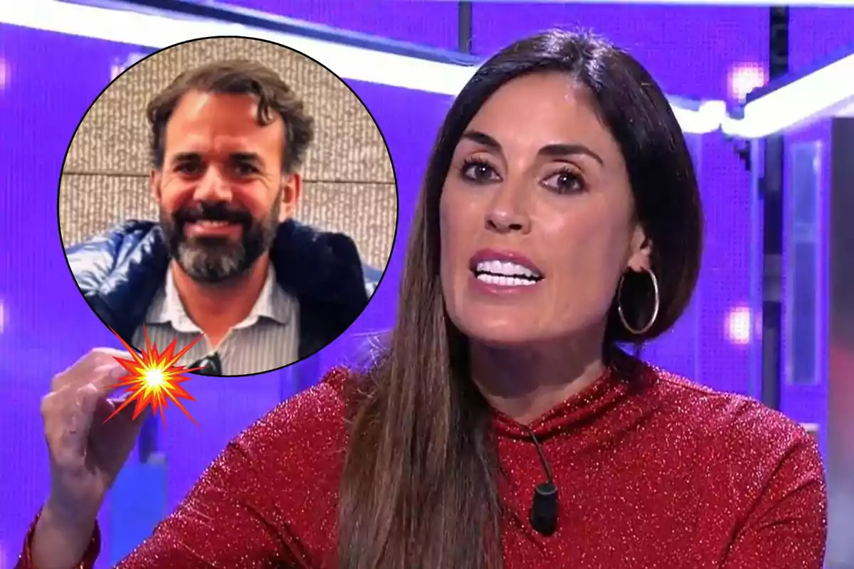 Isabel Rábago hablando en un programa de televisión con un micrófono en la mano y un recuadro que muestra a Carlos Rodríguez sonriendo.