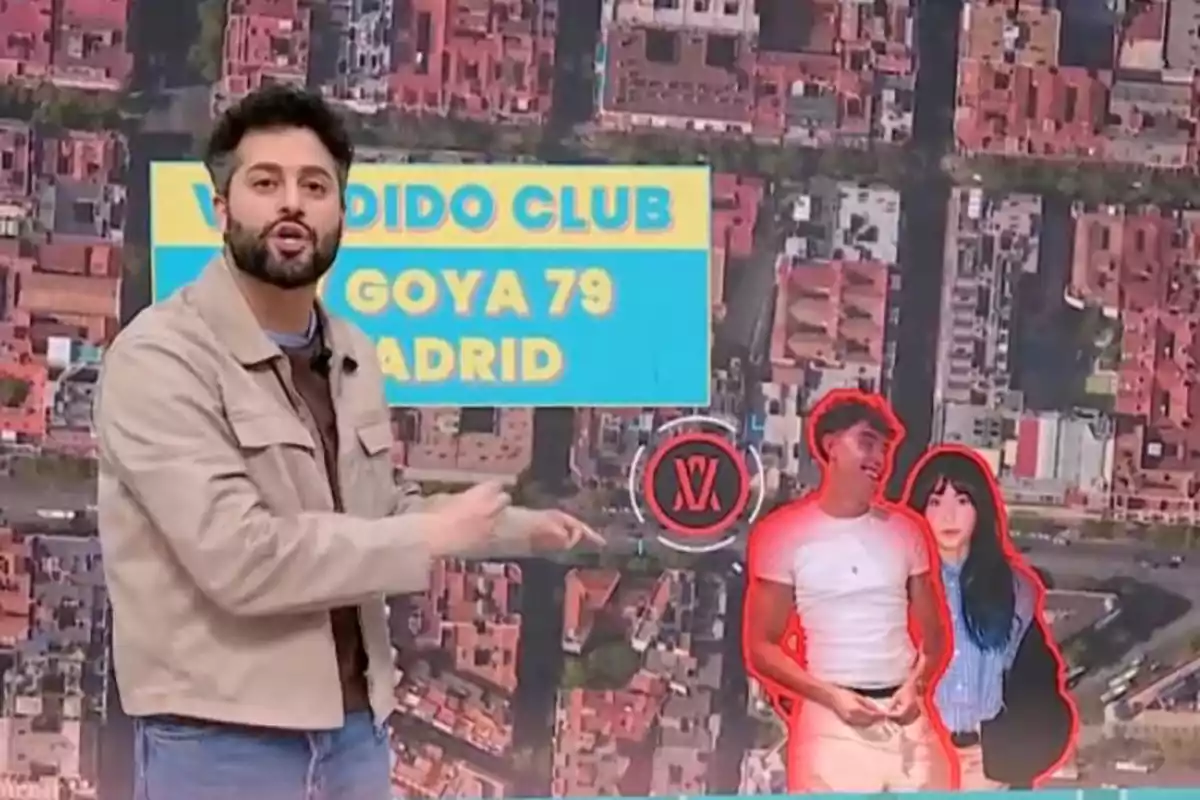 Javi de Hoyos con barba y chaqueta clara señala una pantalla con un mapa de ciudad, un letrero azul y amarillo que dice GOYA 79 MADRID y la imagen de dos personas resaltadas en rojo Javi de Hoyos con barba y chaqueta clara señala una pantalla con un mapa de ciudad, un letrero azul y amarillo que dice GOYA 79 MADRID y la imagen de dos personas resaltadas en rojo