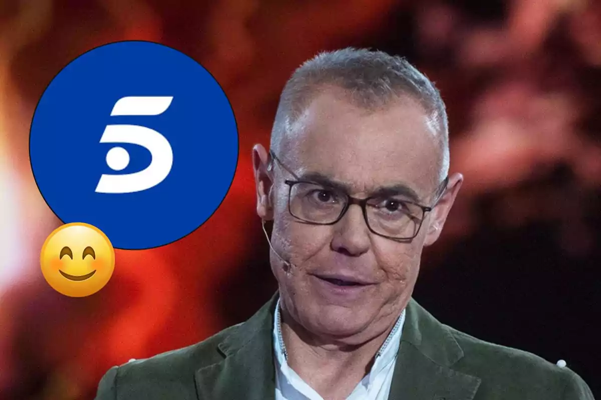Jordi González con gafas y micrófono de diadema en primer plano junto a un logo azul con el número 5 y un emoji sonriente sobre un fondo desenfocado.