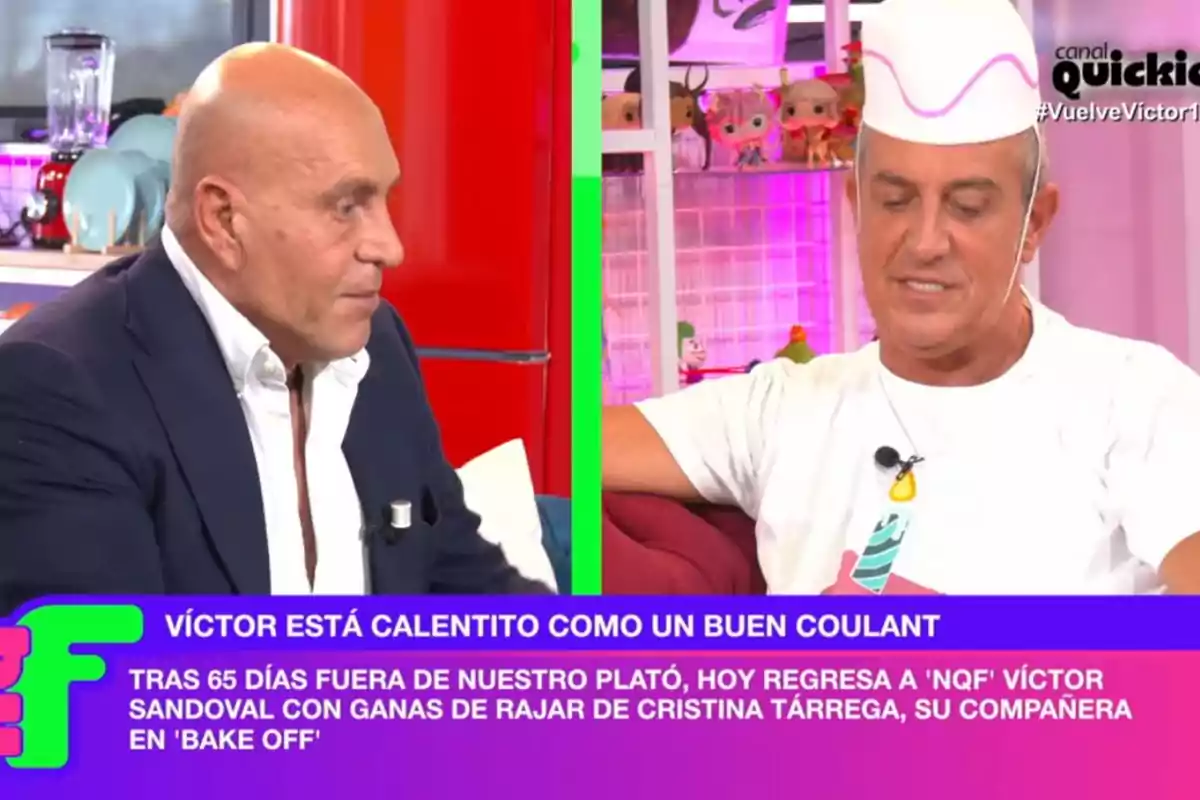Two people are talking on a television show, one of them is wearing a white hat and there is a text at the bottom that mentions the return of Víctor Sandoval to the set. Two people are talking on a television show, one of them is wearing a white hat and there is a text at the bottom that mentions the return of Víctor Sandoval to the set.