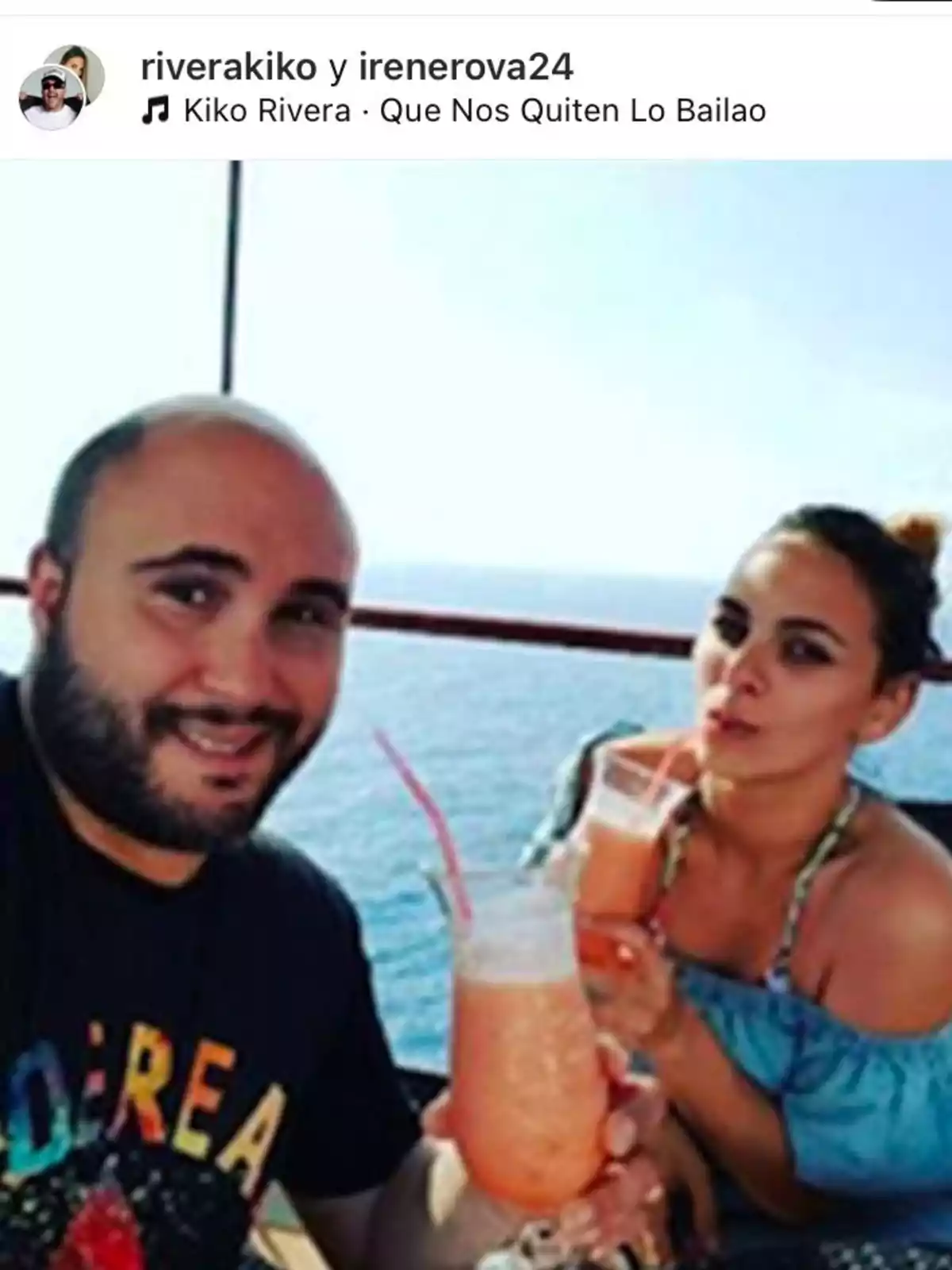 Kiko Rivera e Irene Rosales brindando con bebidas en copas altas frente al mar. Kiko Rivera e Irene Rosales brindando con bebidas en copas altas frente al mar.