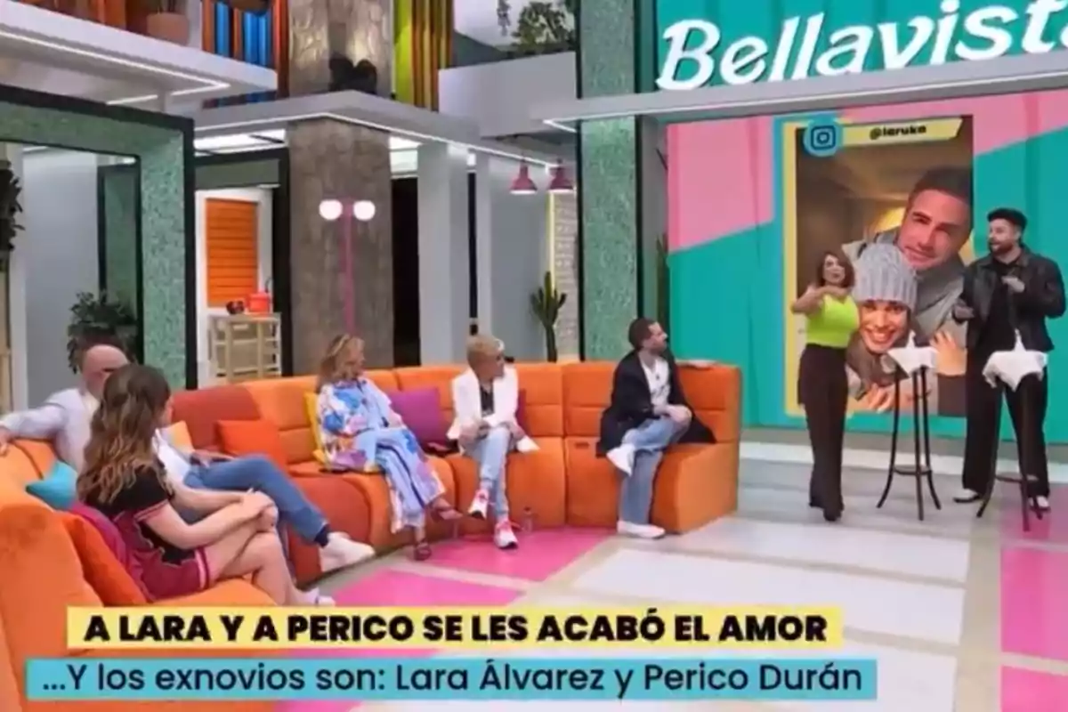 Un grupo de personas está sentado en un sofá colorido en un set de televisión, mientras dos presentadores están de pie frente a una pantalla grande que muestra una imagen de una pareja. Un grupo de personas está sentado en un sofá colorido en un set de televisión, mientras dos presentadores están de pie frente a una pantalla grande que muestra una imagen de una pareja.