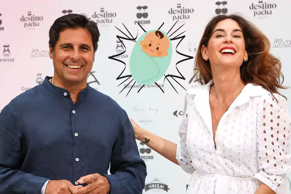 Fran Rivera y Lourdes Montes sonrientes posan frente a un fondo con logotipos, con un dibujo de un bebé envuelto en una manta verde superpuesto en el centro.