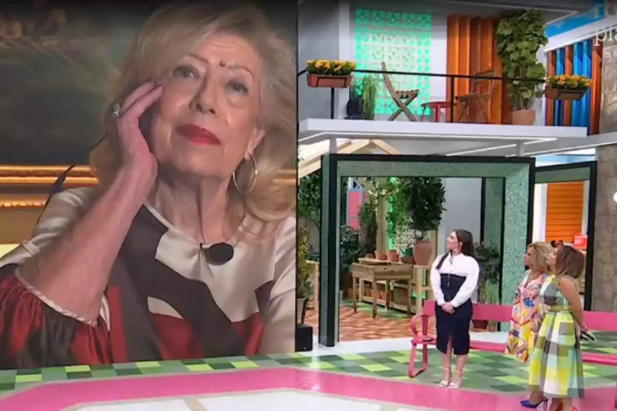 Un grupo de personas en un set de televisión observa una pantalla grande que muestra a una mujer mayor con cabello rubio y labios rojos. Un grupo de personas en un set de televisión observa una pantalla grande que muestra a una mujer mayor con cabello rubio y labios rojos.