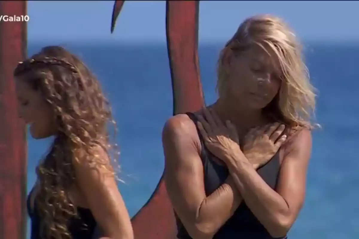 Laura Madrueño y Makoke en la playa con trajes de baño, una con los brazos cruzados sobre el pecho y la otra de perfil, con el mar de fondo. Laura Madrueño y Makoke en la playa con trajes de baño, una con los brazos cruzados sobre el pecho y la otra de perfil, con el mar de fondo.