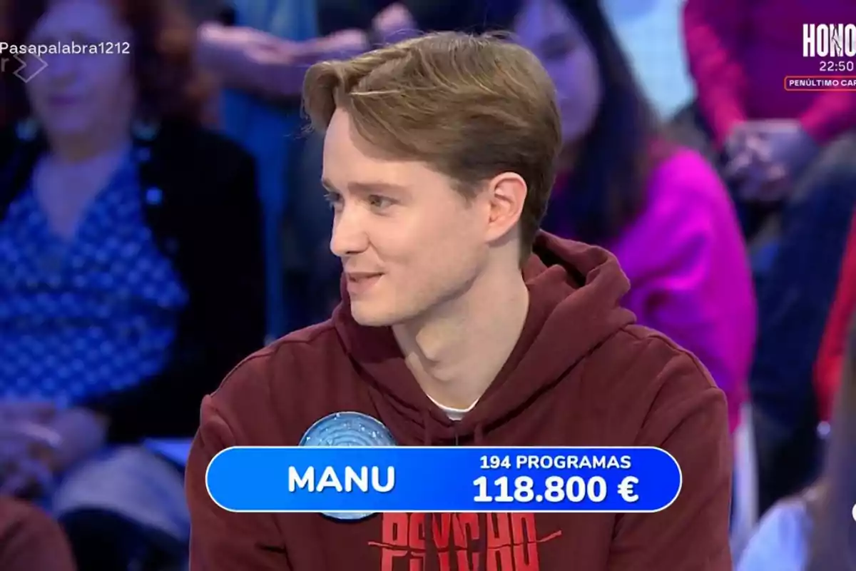 Manu on 'Pasapalabra' with a scoreboard displaying their name and winnings.