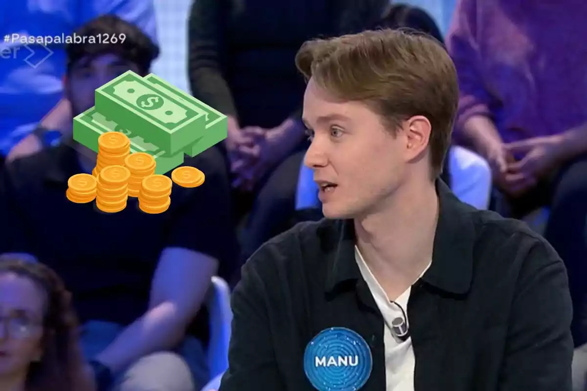 Manu de un programa de televisión está hablando mientras lleva una etiqueta con su nombre, y hay un gráfico de dinero superpuesto en la imagen.