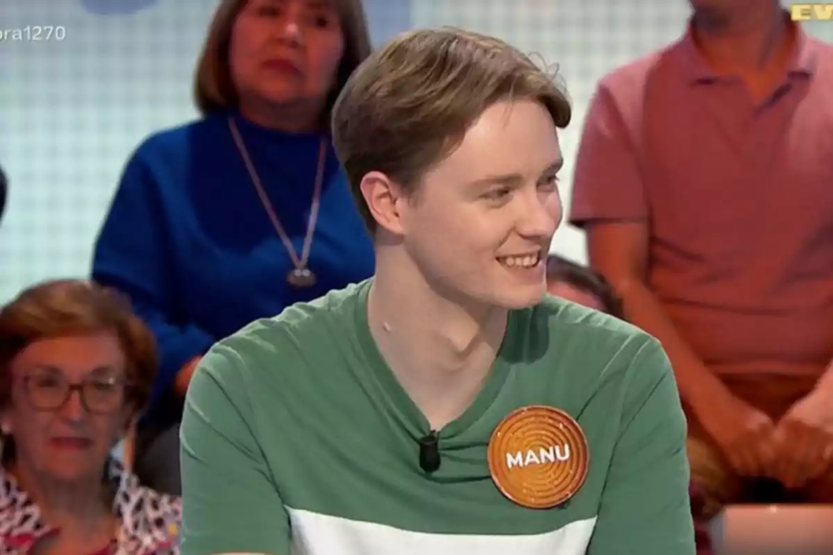 Manu con una camiseta verde y una etiqueta que dice Manu con una camiseta verde y una etiqueta que dice