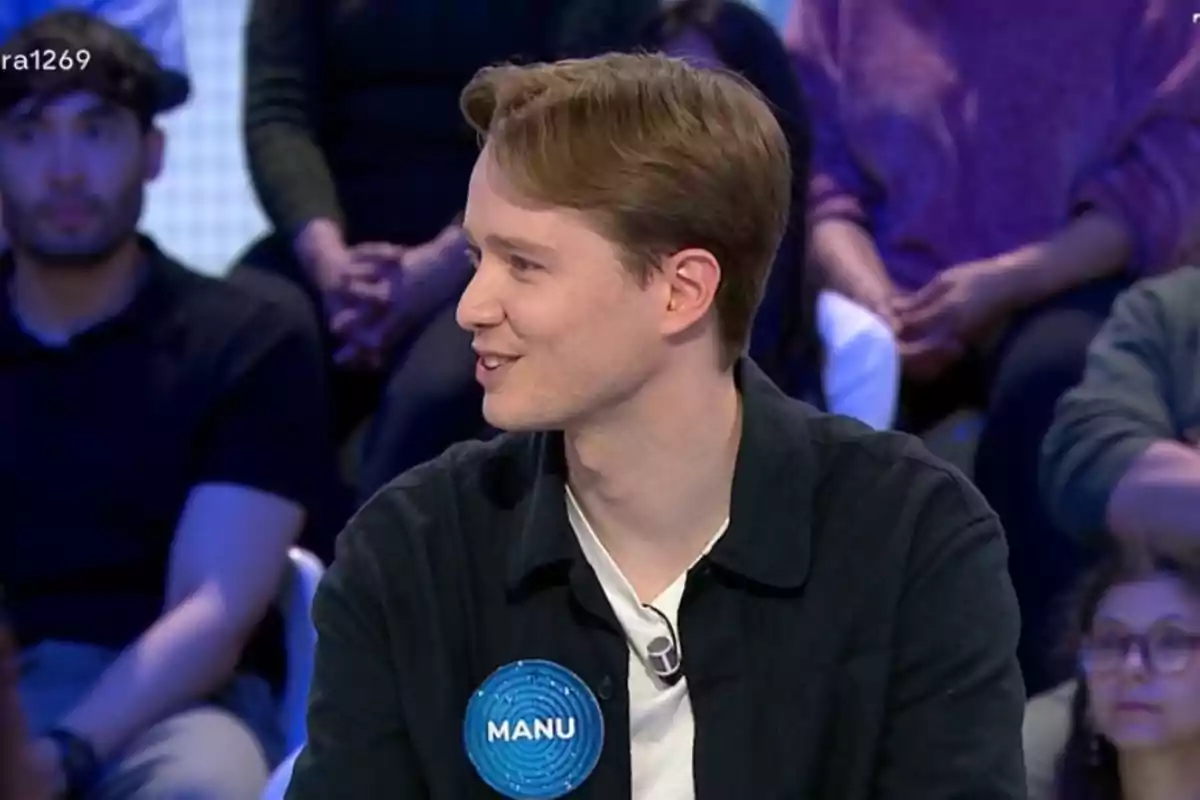 Manu con una etiqueta que dice Manu con una etiqueta que dice