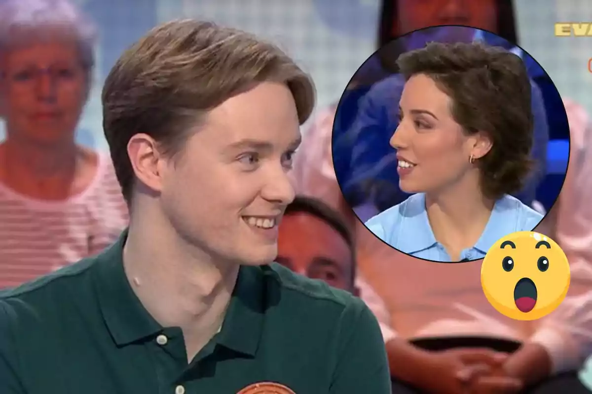 Manu sonriente en un programa de concursos con Rosa en un recuadro circular y un emoji de sorpresa en la esquina
