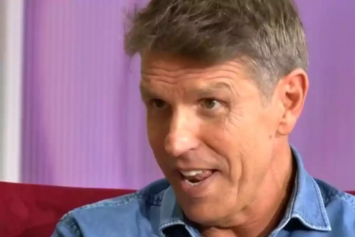 Manuel Díaz ‘El Cordobés’ de cabello canoso y camisa de mezclilla habla mientras está sentado frente a un fondo morado. Manuel Díaz ‘El Cordobés’ de cabello canoso y camisa de mezclilla habla mientras está sentado frente a un fondo morado.