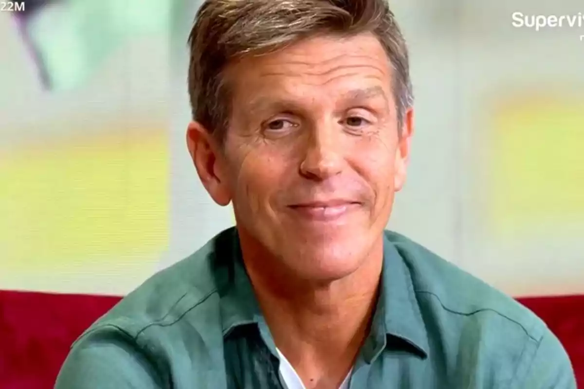 Manuel Díaz ‘El Cordobés’ con camisa verde sonríe ligeramente mientras está sentado frente a un fondo colorido. Manuel Díaz ‘El Cordobés’ con camisa verde sonríe ligeramente mientras está sentado frente a un fondo colorido.