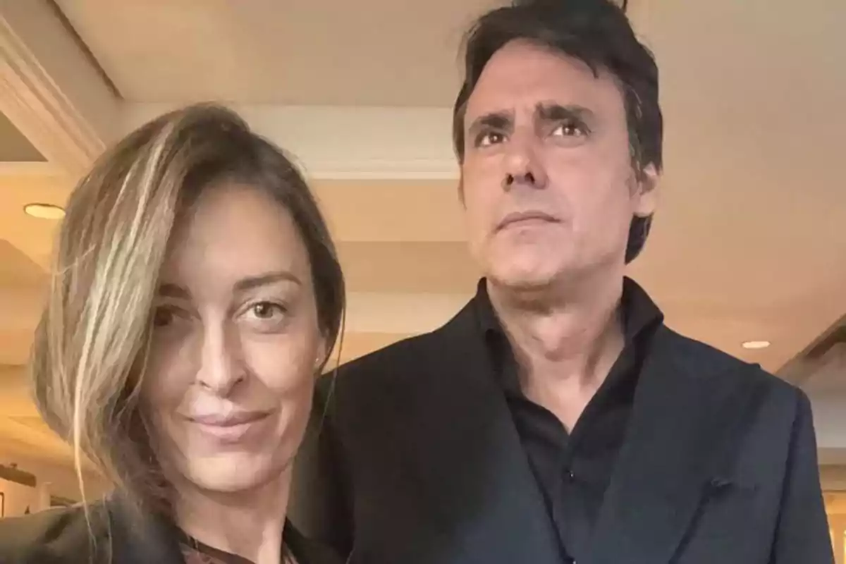 Ion Aramendi y María Amores posando juntas en un interior iluminado. Ion Aramendi y María Amores posando juntas en un interior iluminado.