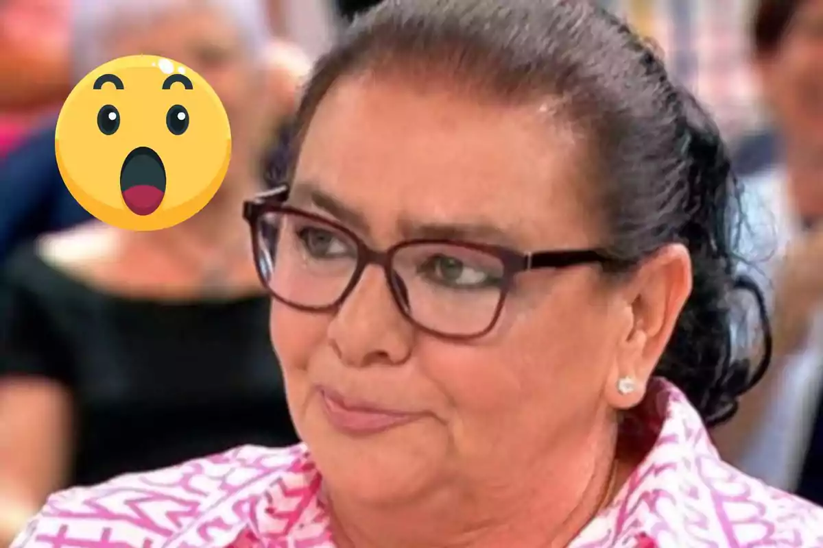 María del Monte con gafas y expresión pensativa junto a un emoji sorprendido.