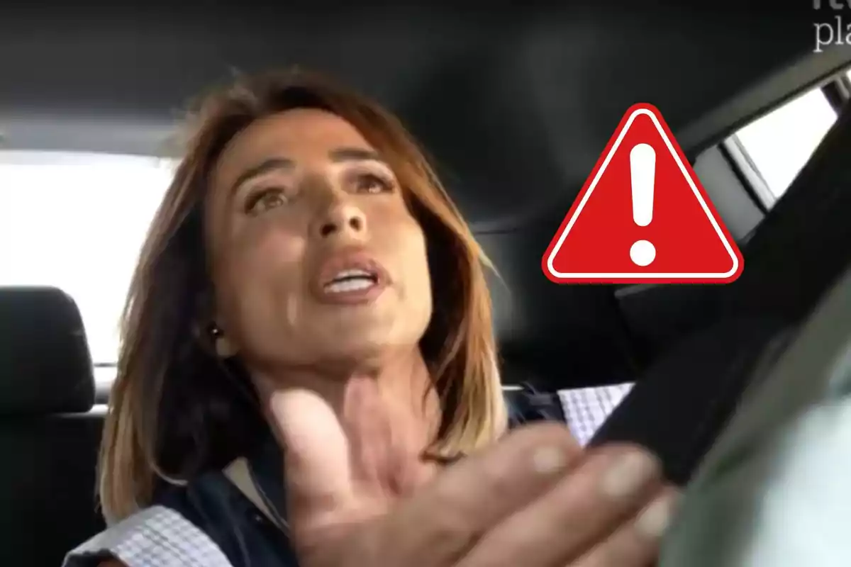 María Patiño dentro de un automóvil con un ícono de advertencia rojo superpuesto.