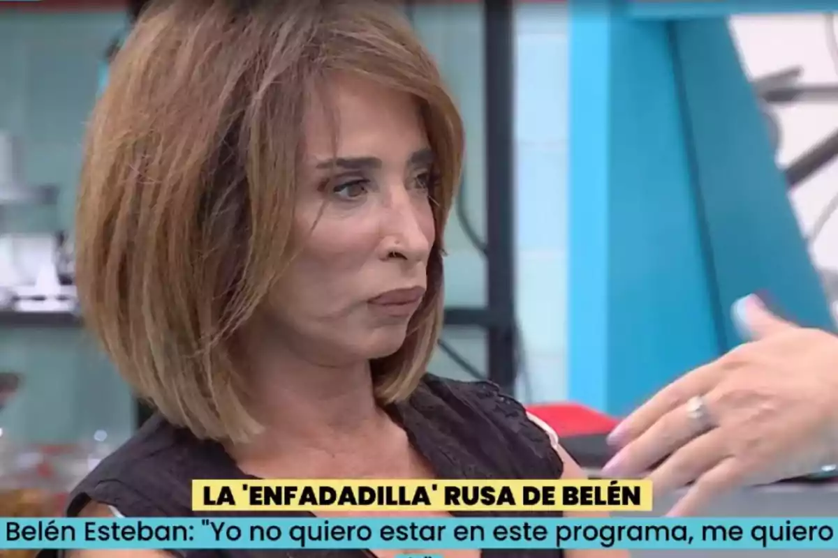 María Patiño con expresión seria en un programa de televisión, con subtítulos en la parte inferior de la imagen. María Patiño con expresión seria en un programa de televisión, con subtítulos en la parte inferior de la imagen.