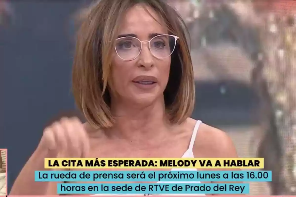 María Patiño con gafas y cabello corto aparece en un programa de televisión con un texto en la parte inferior que anuncia una rueda de prensa. María Patiño con gafas y cabello corto aparece en un programa de televisión con un texto en la parte inferior que anuncia una rueda de prensa.
