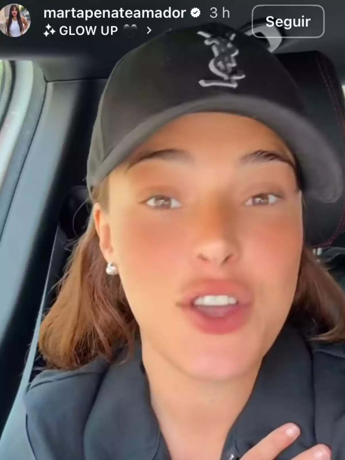 Marta Peñate joven con gorra negra y chaqueta oscura hablando dentro de un coche Marta Peñate joven con gorra negra y chaqueta oscura hablando dentro de un coche