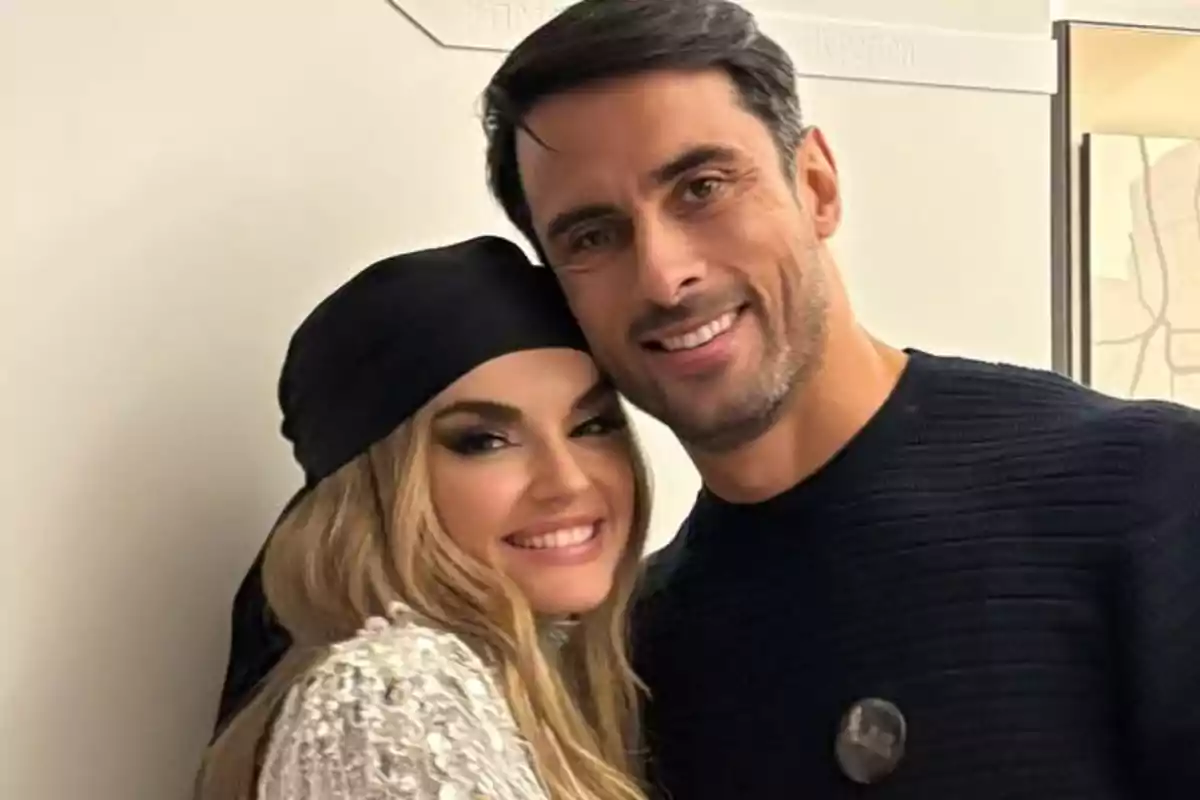 Melody e Ignacio Batallán sonríen abrazados posando para la cámara en un ambiente interior Melody e Ignacio Batallán sonríen abrazados posando para la cámara en un ambiente interior