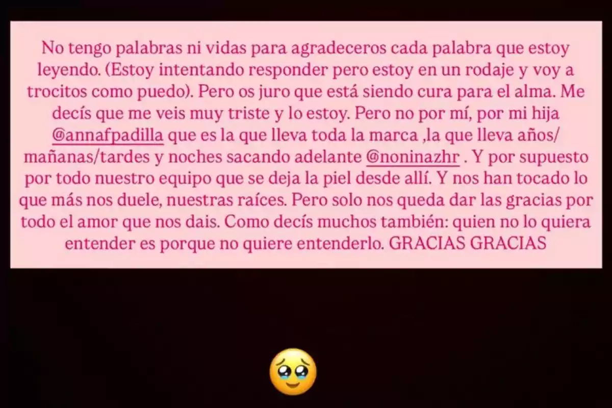 Mensaje de agradecimiento escrito en fondo rosa, donde una persona expresa tristeza y gratitud por el apoyo recibido, menciona a su hija y a su equipo, y finaliza con un emoji de carita con ojos llorosos Mensaje de agradecimiento escrito en fondo rosa, donde una persona expresa tristeza y gratitud por el apoyo recibido, menciona a su hija y a su equipo, y finaliza con un emoji de carita con ojos llorosos