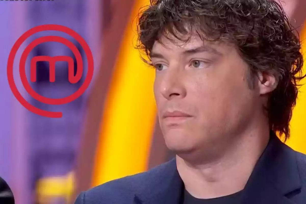 Jordi Cruz con expresión seria en un set de televisión con el logo de MasterChef en el fondo.