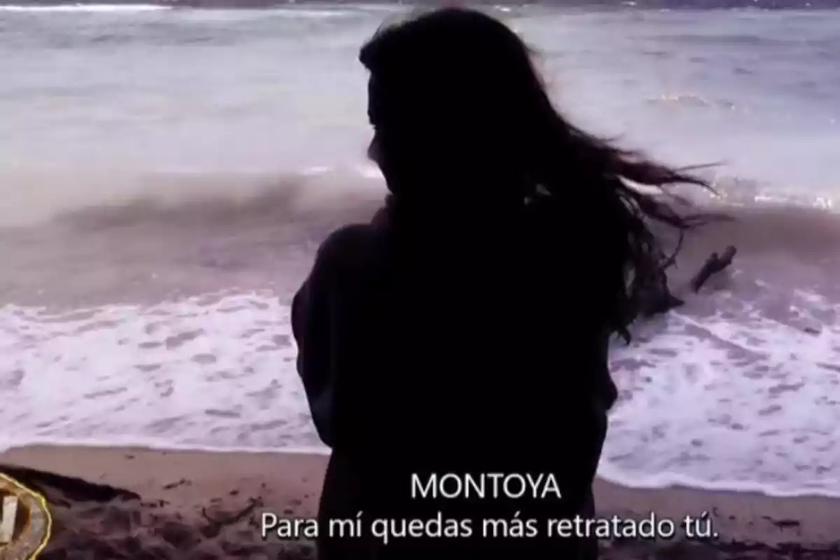Carmen Alcayde de espaldas mirando el mar con subtítulos en la parte inferior. Carmen Alcayde de espaldas mirando el mar con subtítulos en la parte inferior.