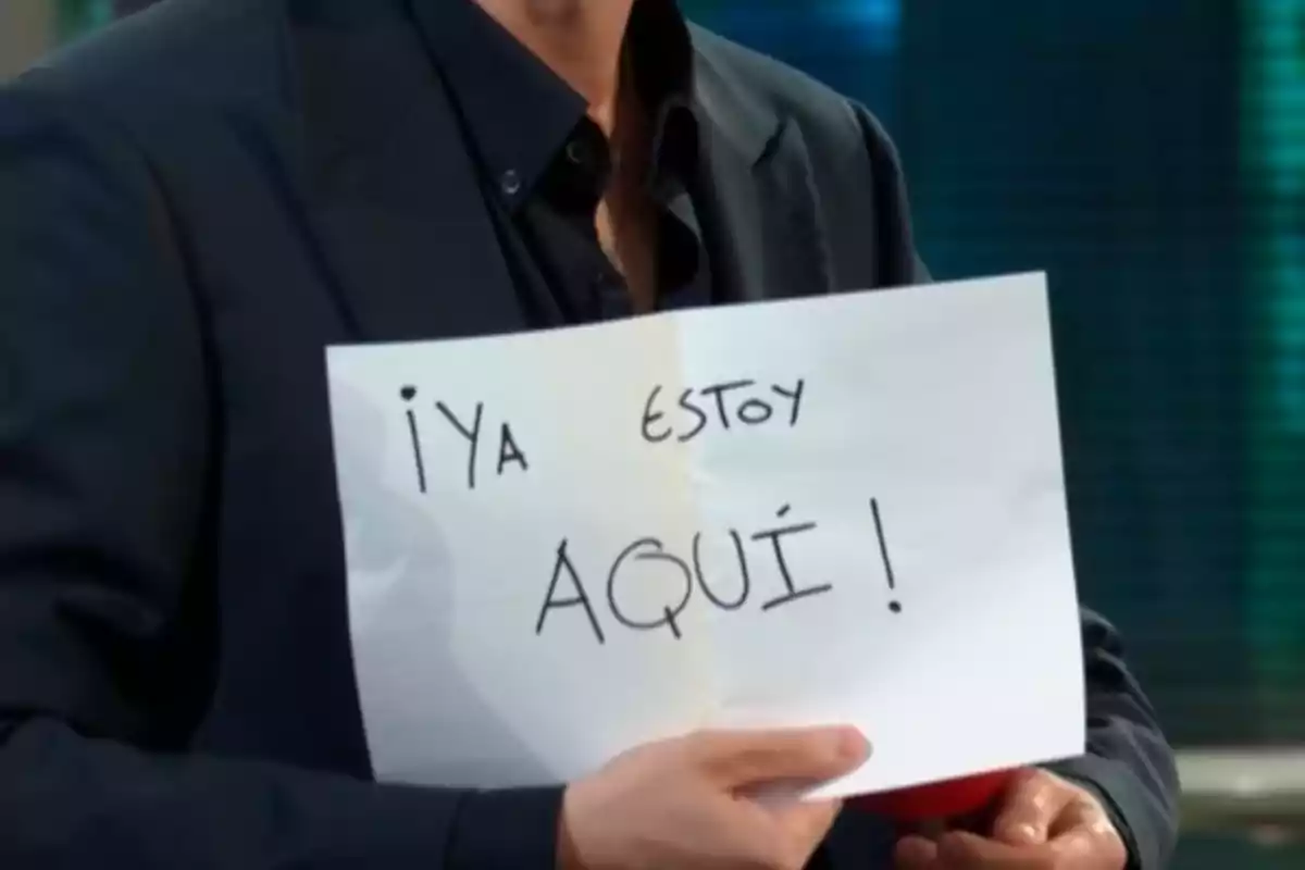 David Broncano sosteniendo un cartel que dice 