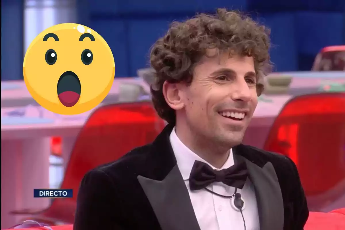 Óscar Landa sonriente con un emoji sorprendido al lado en un entorno de programa de televisión.