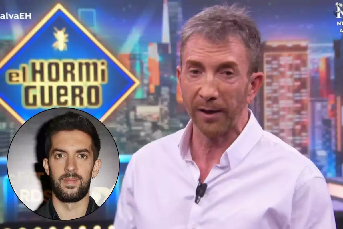 Pablo Motos, presentador de televisión, en un set con el logo de "El Hormiguero" en el fondo y un recuadro con la imagen de David Broncano.