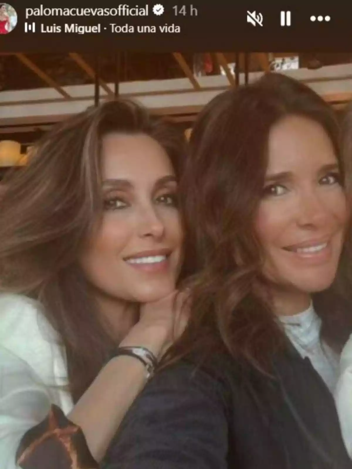 Paloma Cuevas y su amiga sonríen juntas posando para una selfie en un ambiente interior iluminado Paloma Cuevas y su amiga sonríen juntas posando para una selfie en un ambiente interior iluminado