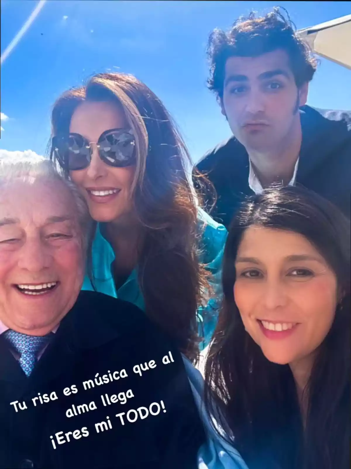 Un grupo de personas sonríe al aire libre bajo un cielo azul, transmitiendo alegría y cercanía. Un grupo de personas sonríe al aire libre bajo un cielo azul, transmitiendo alegría y cercanía.