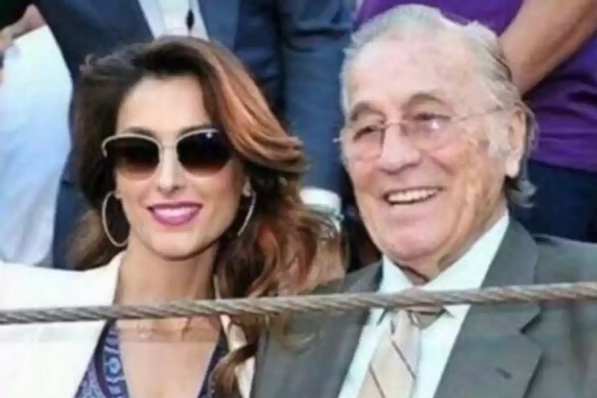 Paloma Cuevas y su padre sonríen mientras están sentados juntos al aire libre. Paloma Cuevas y su padre sonríen mientras están sentados juntos al aire libre.