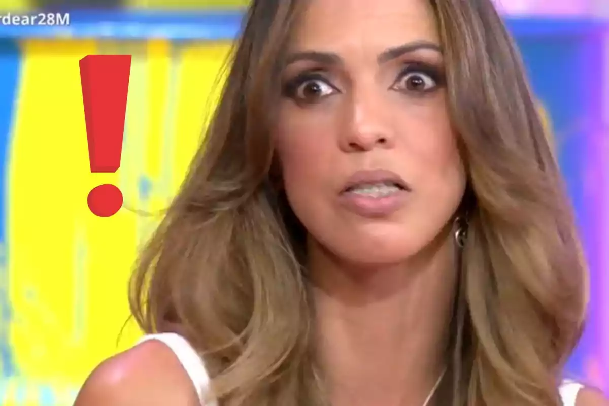 Paola Olmedo con expresión de sorpresa y un signo de exclamación rojo sobre fondo amarillo