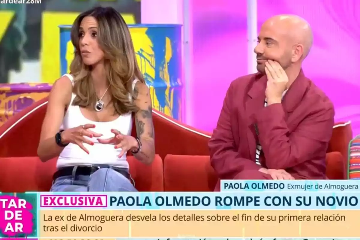 Paola Olmedo y Luis Pliego sentados en un sofá durante un programa de televisión, una mujer con camiseta blanca y un hombre con chaqueta roja conversan mientras en la pantalla aparece un titular sobre una ruptura amorosa. Paola Olmedo y Luis Pliego sentados en un sofá durante un programa de televisión, una mujer con camiseta blanca y un hombre con chaqueta roja conversan mientras en la pantalla aparece un titular sobre una ruptura amorosa.