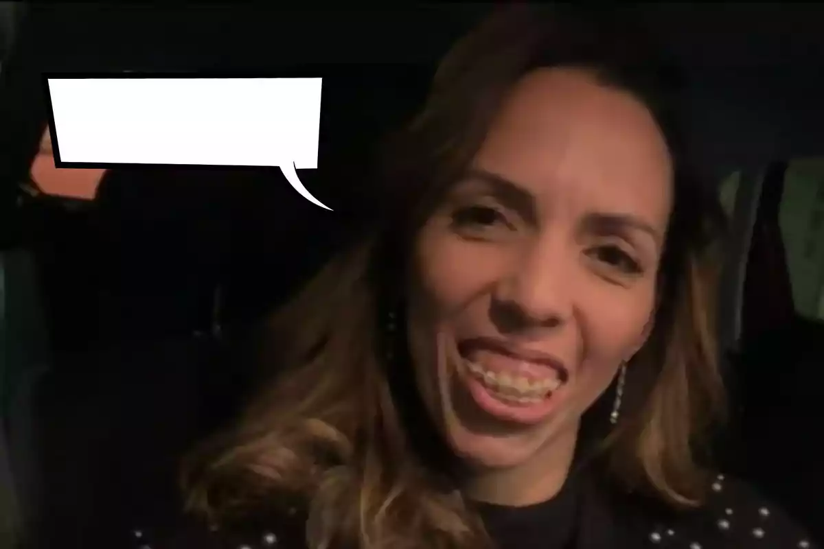 Paola Olmedo sonriente con brackets en un coche, con un globo de diálogo vacío.