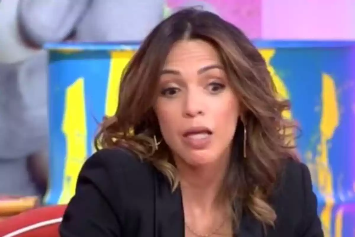 Paola Olmedo con cabello castaño y expresión facial de sorpresa o interés, en un entorno colorido. Paola Olmedo con cabello castaño y expresión facial de sorpresa o interés, en un entorno colorido.