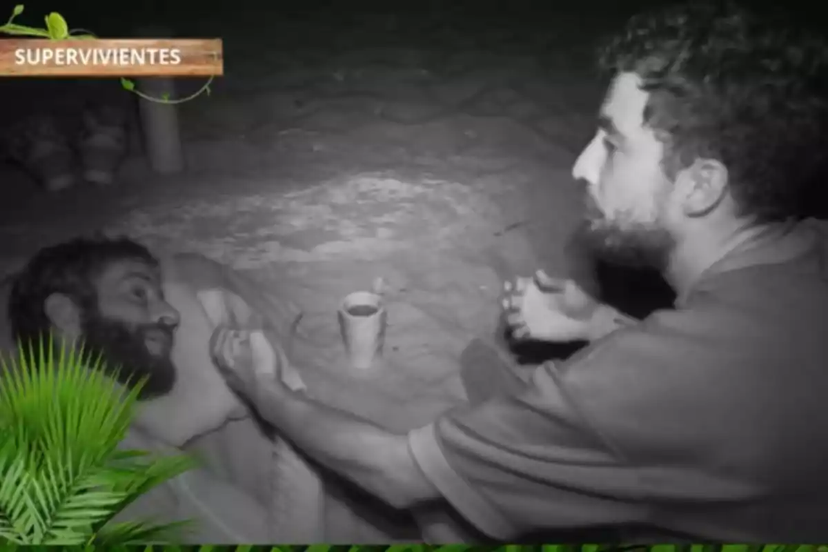 Pelayo y Joshua conversan en la playa durante la noche en un entorno de supervivencia. Pelayo y Joshua conversan en la playa durante la noche en un entorno de supervivencia.