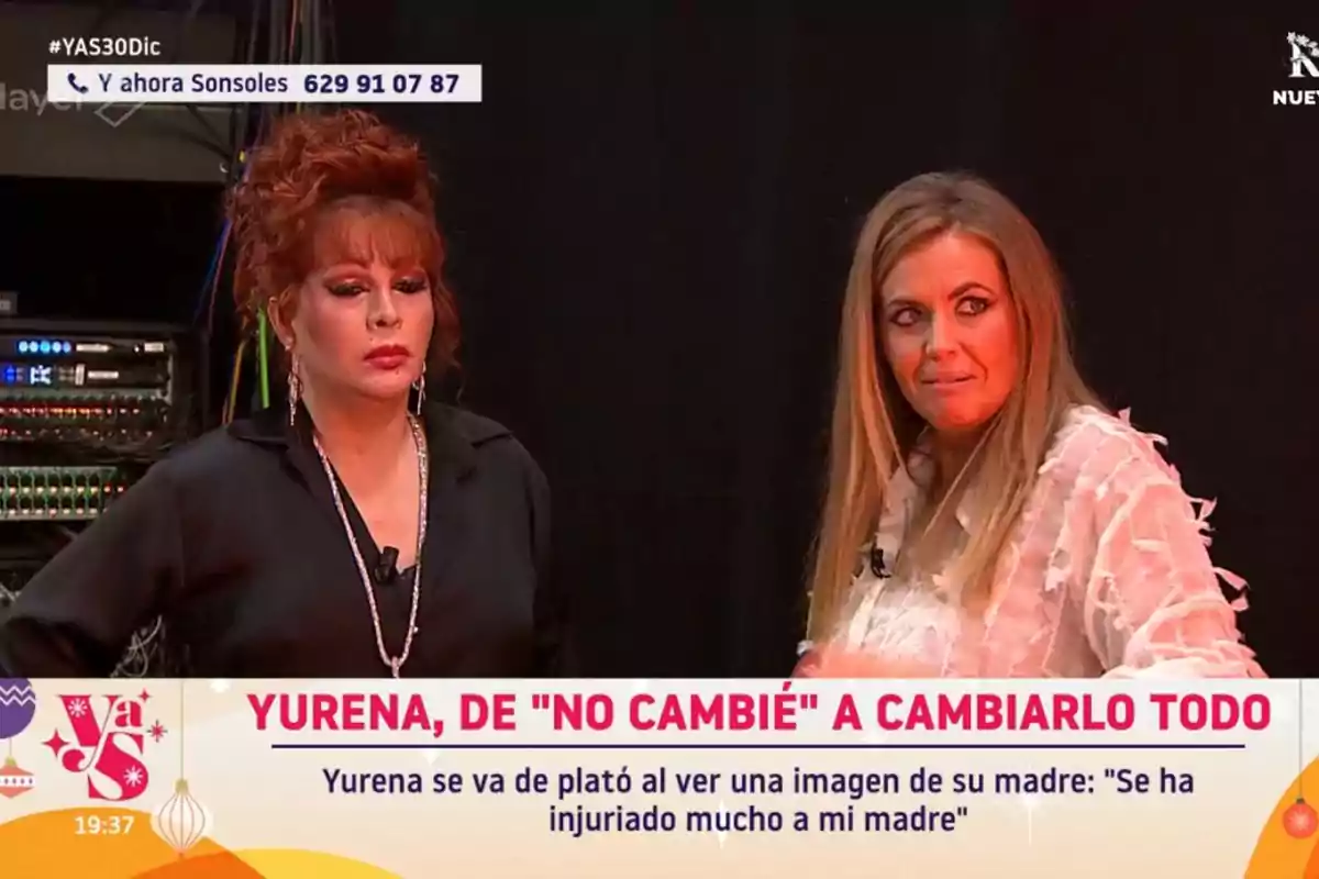 Yurena y Pepa Romero en un set de televisión con un rótulo que menciona a Yurena y un comentario sobre su madre.