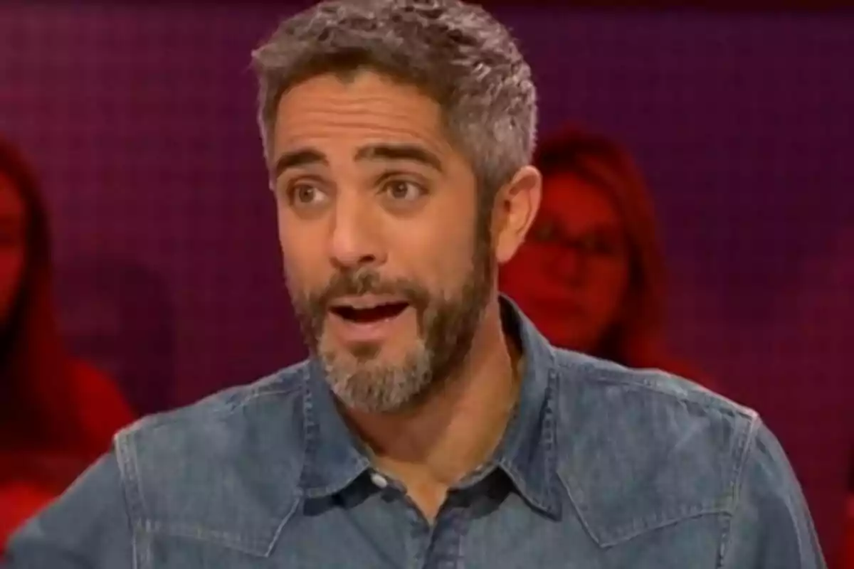 Close-up of Roberto Leal with a beard and gray hair speaking on a television program with an out-of-focus background.