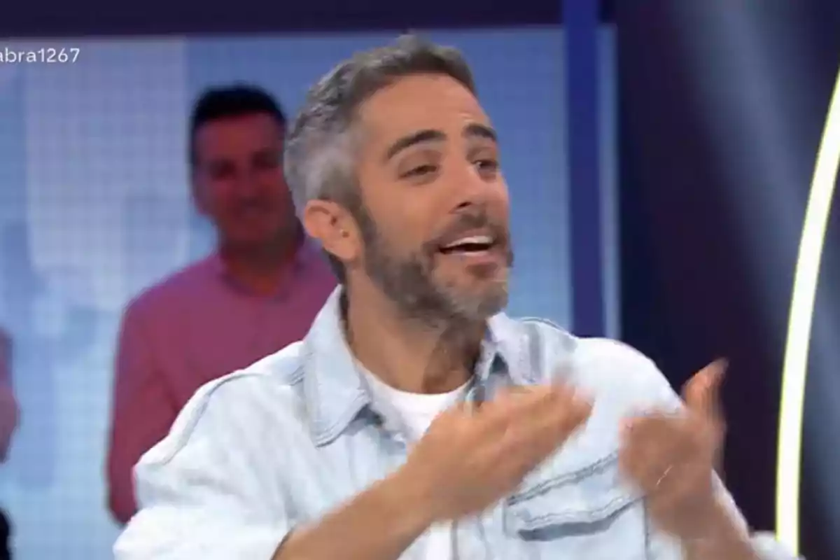 Roberto Leal con barba y cabello canoso está gesticulando y sonriendo en un ambiente de estudio de televisión. Roberto Leal con barba y cabello canoso está gesticulando y sonriendo en un ambiente de estudio de televisión.