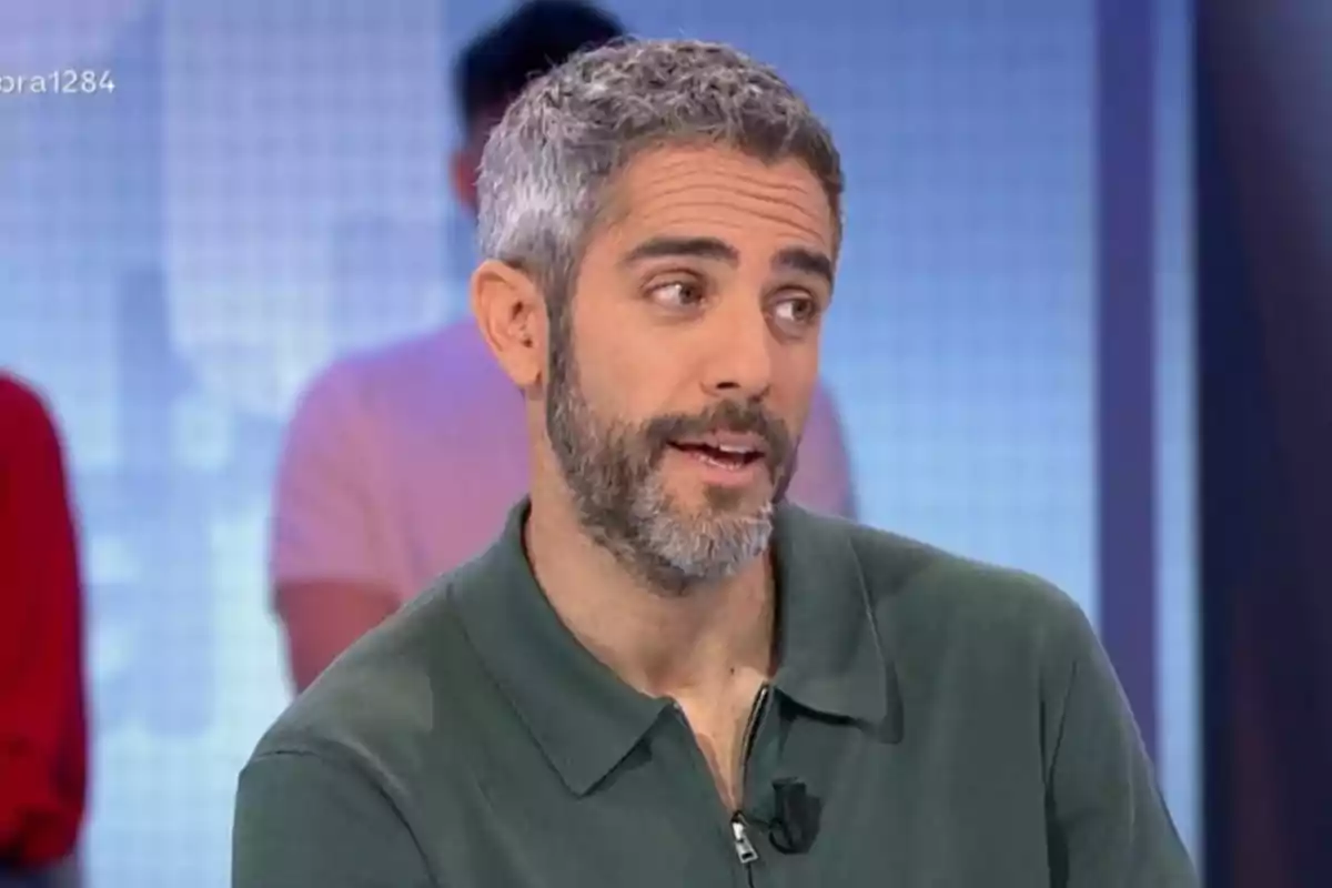 Roberto Leal de cabello y barba canosos con camisa verde hablando en un programa de televisión Roberto Leal de cabello y barba canosos con camisa verde hablando en un programa de televisión