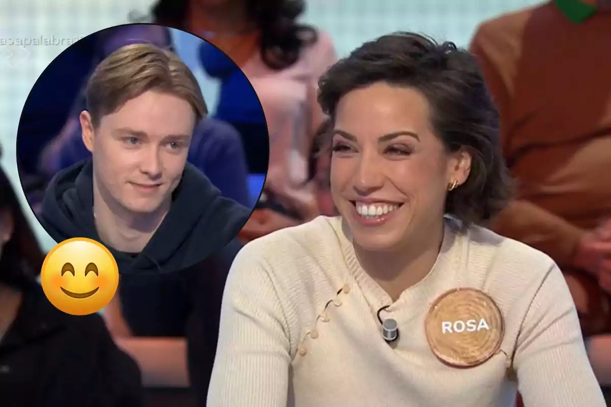 Rosa sonriente en un programa de televisión con Manu en un recuadro circular y un emoji sonriente.