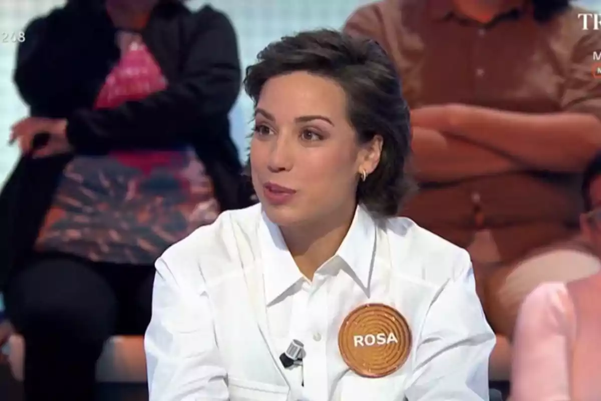 Rosa con una camisa blanca y un distintivo que dice Rosa con una camisa blanca y un distintivo que dice