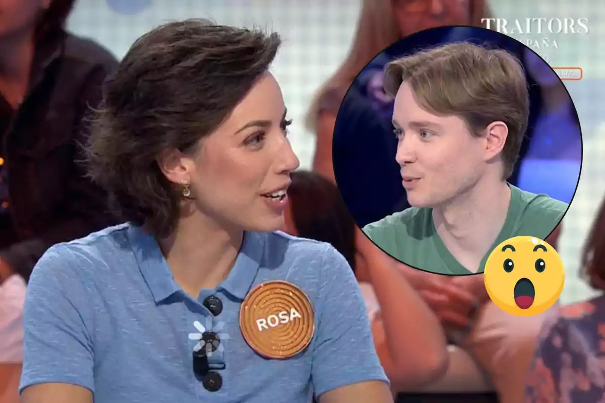 Rosa con una camiseta azul y una chapa con el nombre Rosa conversa en un plató de televisión, mientras en un círculo aparece la imagen de Manu joven con camiseta verde y un emoji de cara sorprendida.