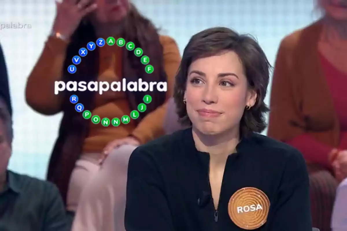 A contestant on the TV show "Pasapalabra" with a circle of letters in the background.