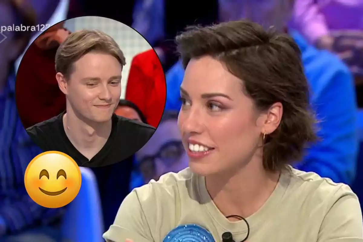 Rosa sonriente en un programa de televisión con Manu en un recuadro circular en la esquina superior izquierda y un emoji sonriente superpuesto.