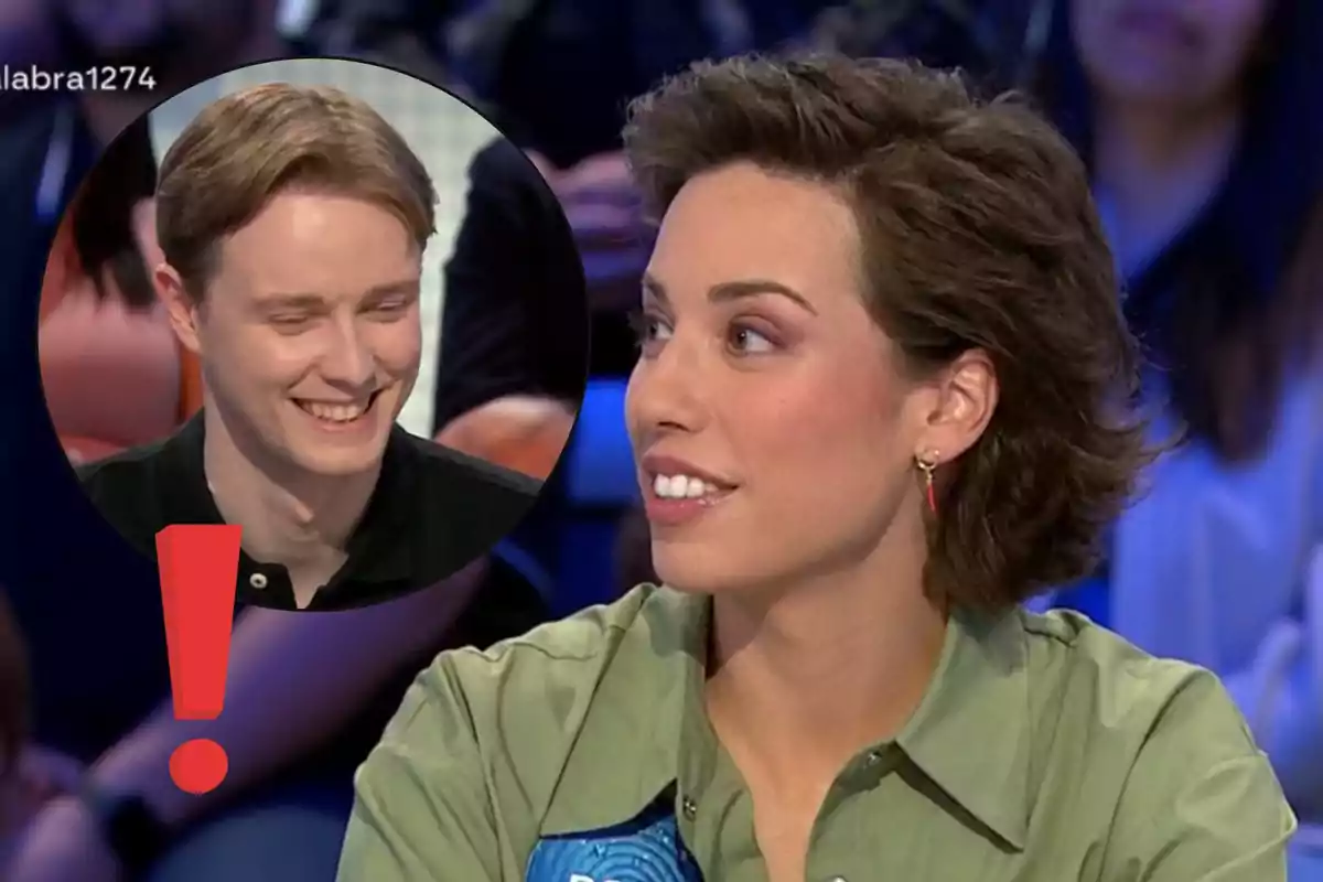 Rosa en un programa de televisión mira hacia un lado mientras en un círculo aparece Manu sonriendo con un signo de exclamación rojo.