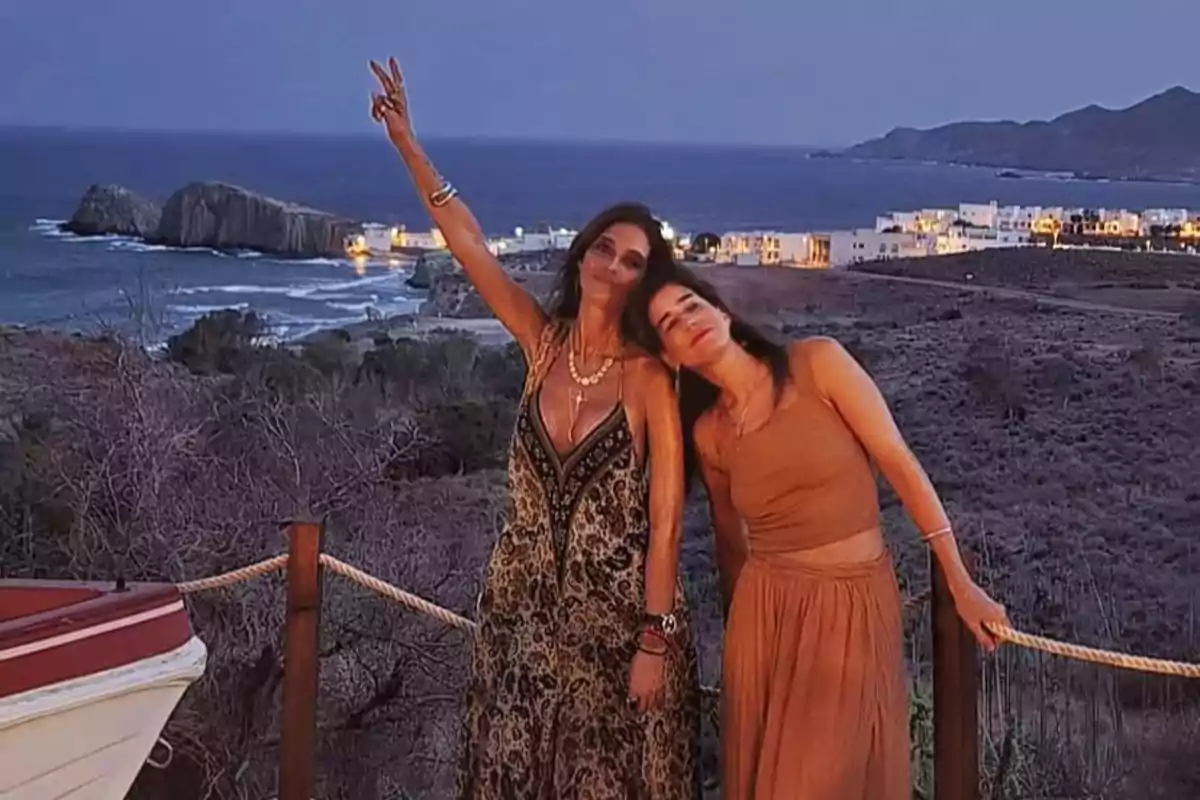 Sara Carbonero e Isabel Jiménez posan juntas al aire libre con un paisaje costero al atardecer de fondo. Sara Carbonero e Isabel Jiménez posan juntas al aire libre con un paisaje costero al atardecer de fondo.