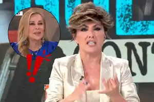 Sonsoles Ónega, presentadora de televisión, habla en su programa mientras en la esquina superior izquierda aparece un recuadro con Ana Obregón y un signo de exclamación rojo.